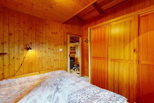 chambre avec mur en bois, wood wall, placard, inside property, et plafond en bois