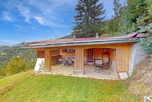 façade avec bardage en bois, bardage vertical, day time, pelouse, et property visible