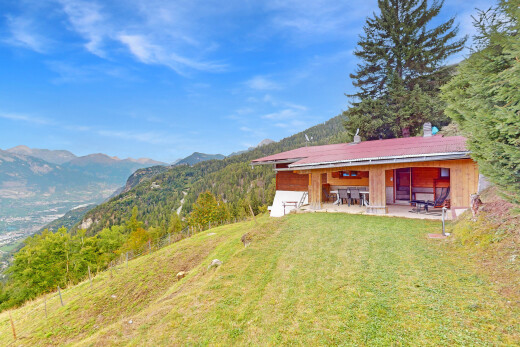 façade avec vue sur la montagne, mountain view, day time, terrasse, et pelouse