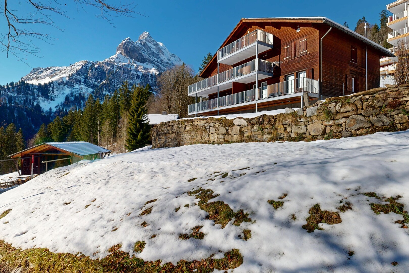 façade avec snow, apartment complex view, day time, vue sur la montagne, et balcon