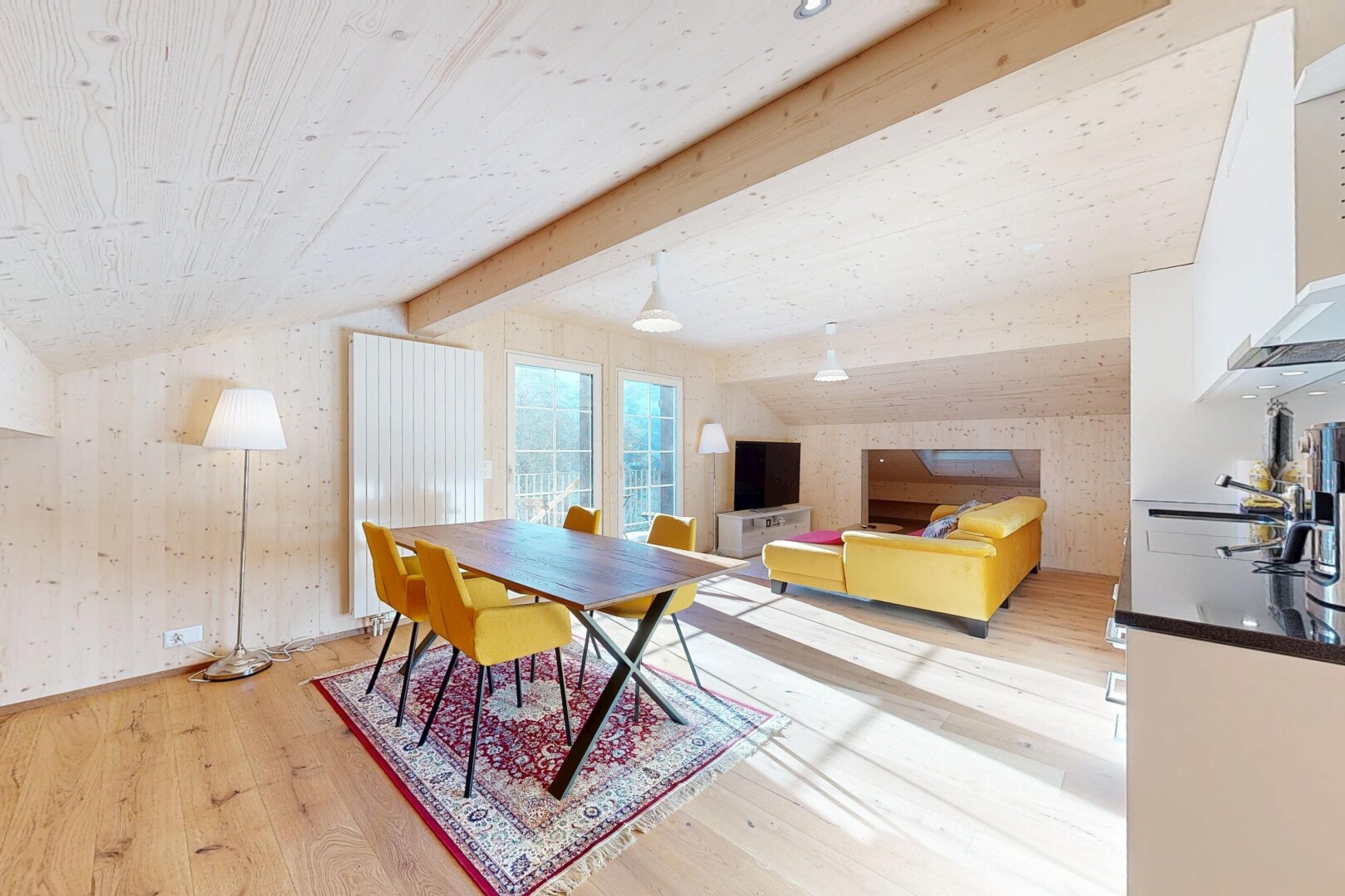 salon / salle à manger avec plafond voûté, vaulted ceiling, inside property, plafond à poutres, et beamed ceiling