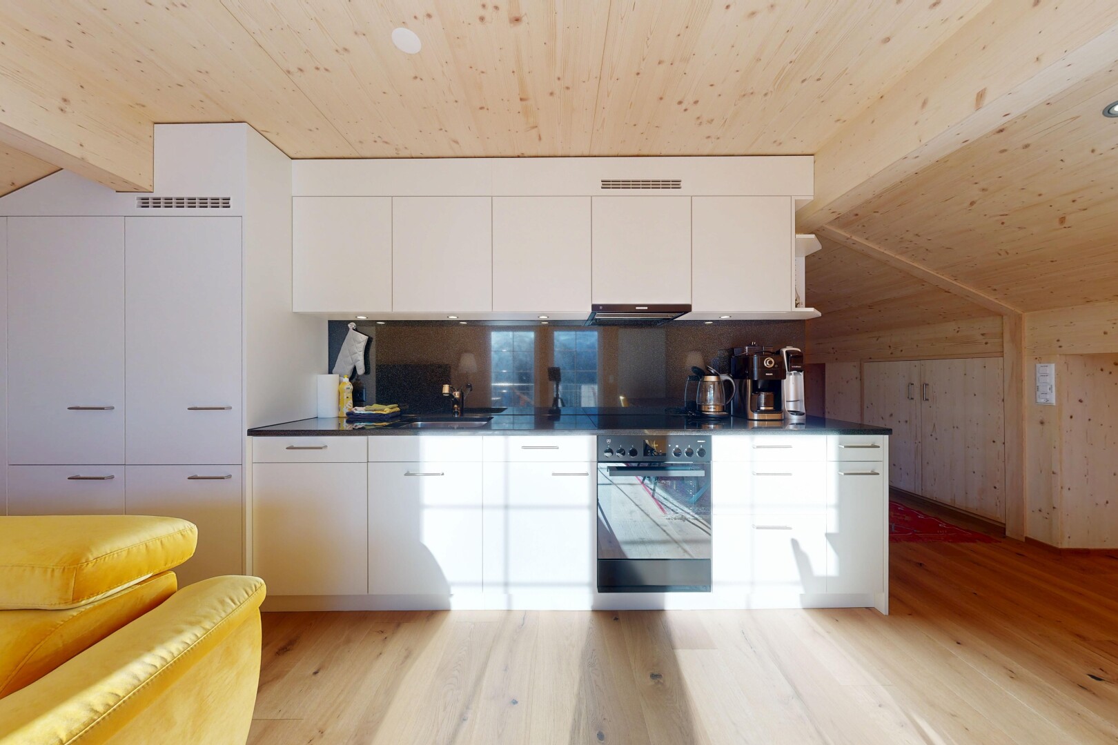 cuisine avec plans de travail, armoires blanches, plafond en bois, wood ceiling, et armoires à panneau plat