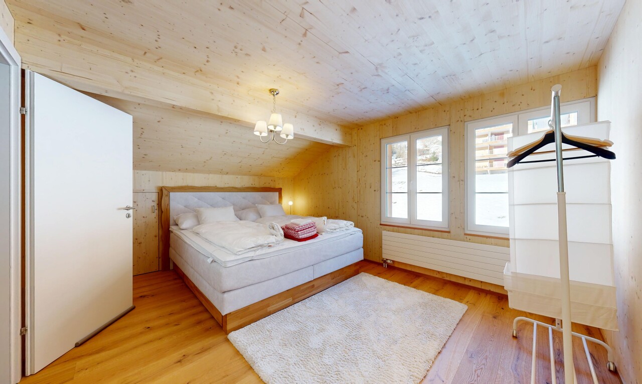 chambre avec sol en finition bois, wood finish floor, lumière naturelle, natural light, et plafond voûté