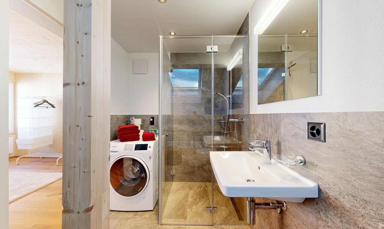 salle de bains avec miroir, lave-linge et sèche-linge, mur en carrelage, tile wall, et salle de bain complète