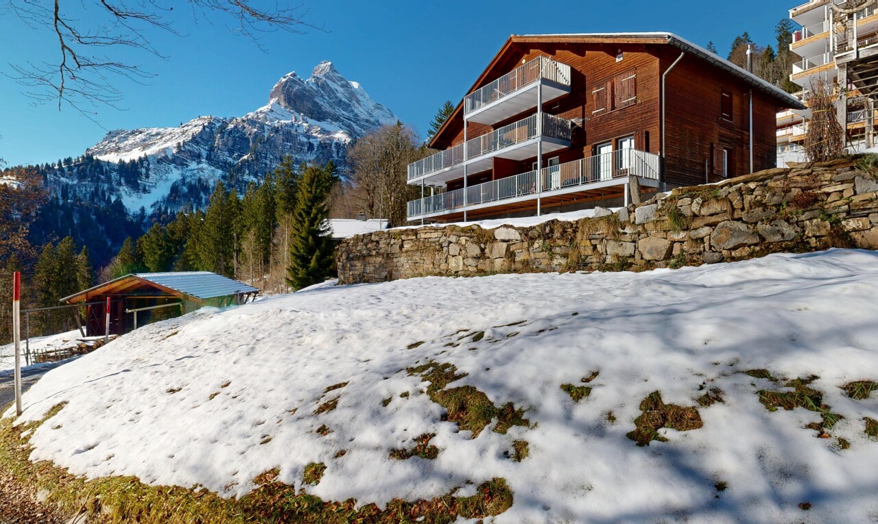 façade avec snow, apartment complex view, day time, vue sur la montagne, et balcon