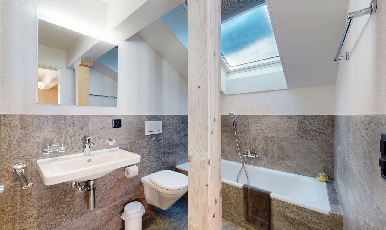 salle de bains avec bain, salle de bain complète, cloison sèche, drywall, et mur en carrelage