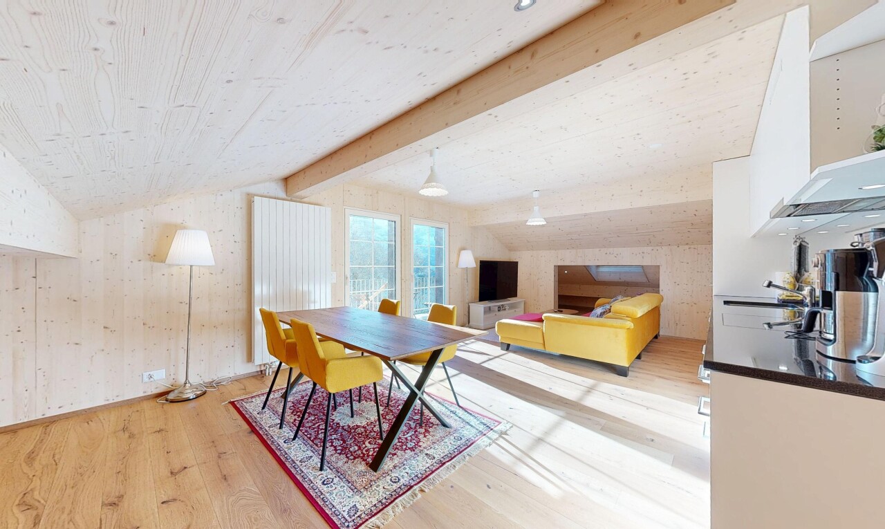 salon / salle à manger avec plafond voûté, vaulted ceiling, inside property, plafond à poutres, et beamed ceiling