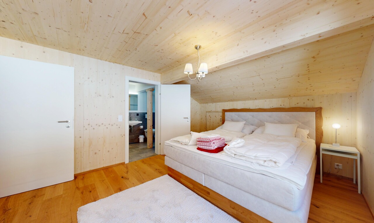 chambre avec sol en finition bois, wood finish floor, inside property, plafond en bois, et wood ceiling