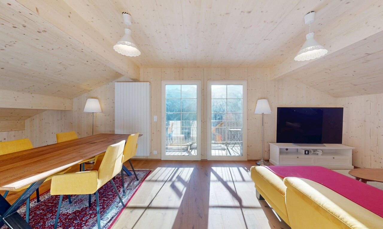 salon / salle à manger avec plafond voûté, vaulted ceiling, lumière naturelle, natural light, et sol en finition bois