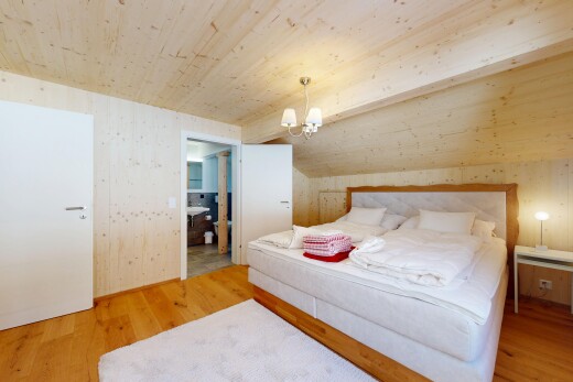 chambre avec sol en finition bois, wood finish floor, inside property, plafond en bois, et wood ceiling