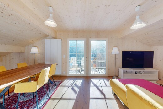 salon / salle à manger avec plafond voûté, vaulted ceiling, lumière naturelle, natural light, et sol en finition bois