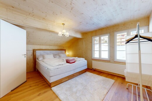 chambre avec sol en finition bois, wood finish floor, lumière naturelle, natural light, et plafond voûté
