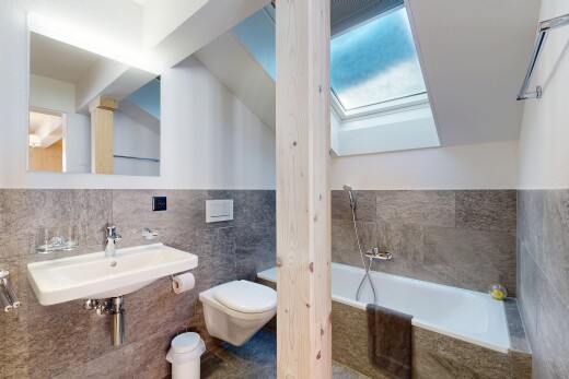 salle de bains avec bain, salle de bain complète, cloison sèche, drywall, et mur en carrelage