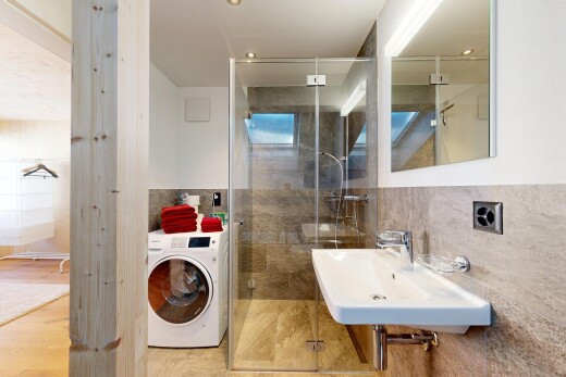 salle de bains avec miroir, lave-linge et sèche-linge, mur en carrelage, tile wall, et salle de bain complète