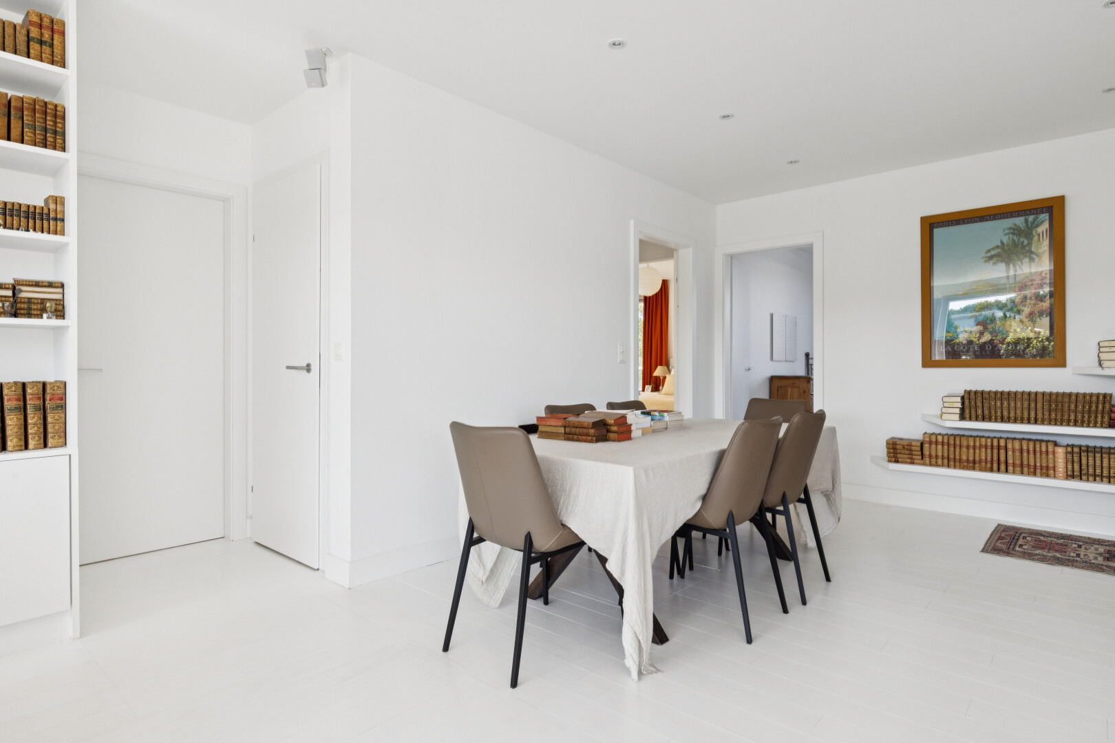 esszimmer mit drywall, gipskartonwand, inside property, eingebaute regale, und light floor