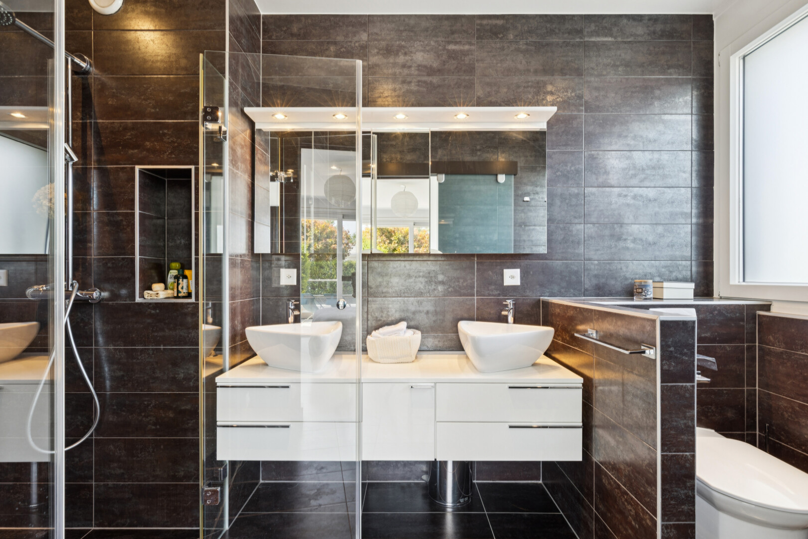 bad mit fliesenwand, tile wall, doppelwaschtisch, komplettes badezimmer, und waschbecken