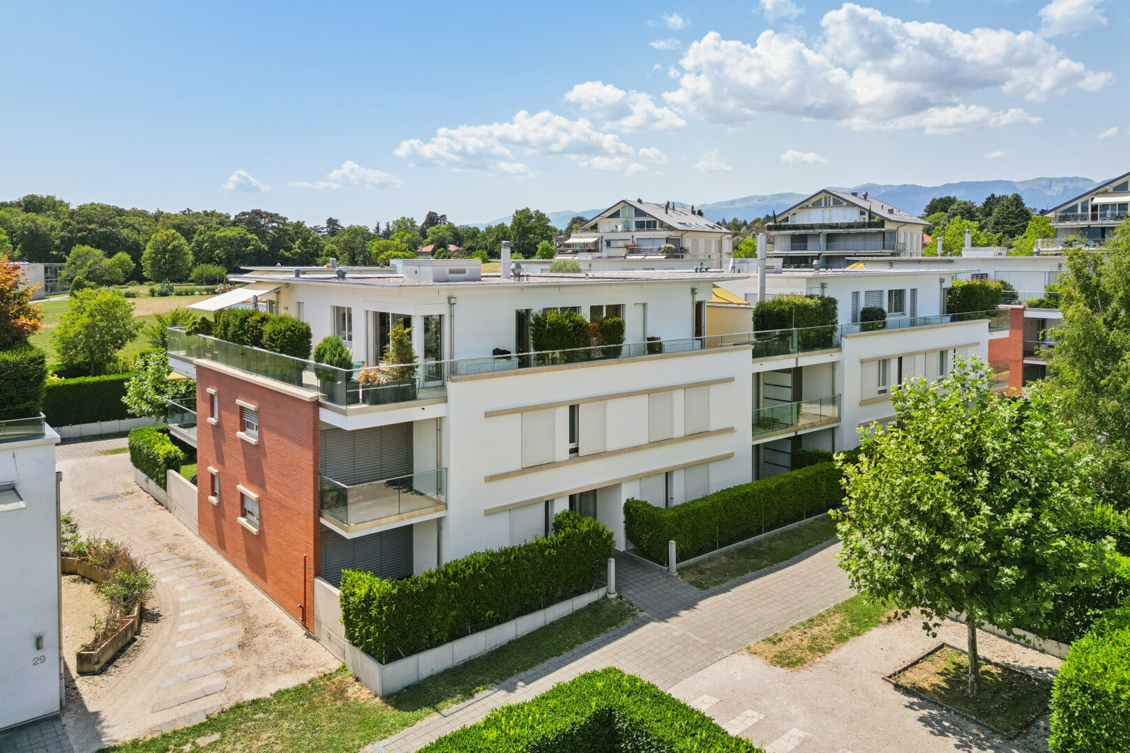 außenansicht mit drone view und day time
