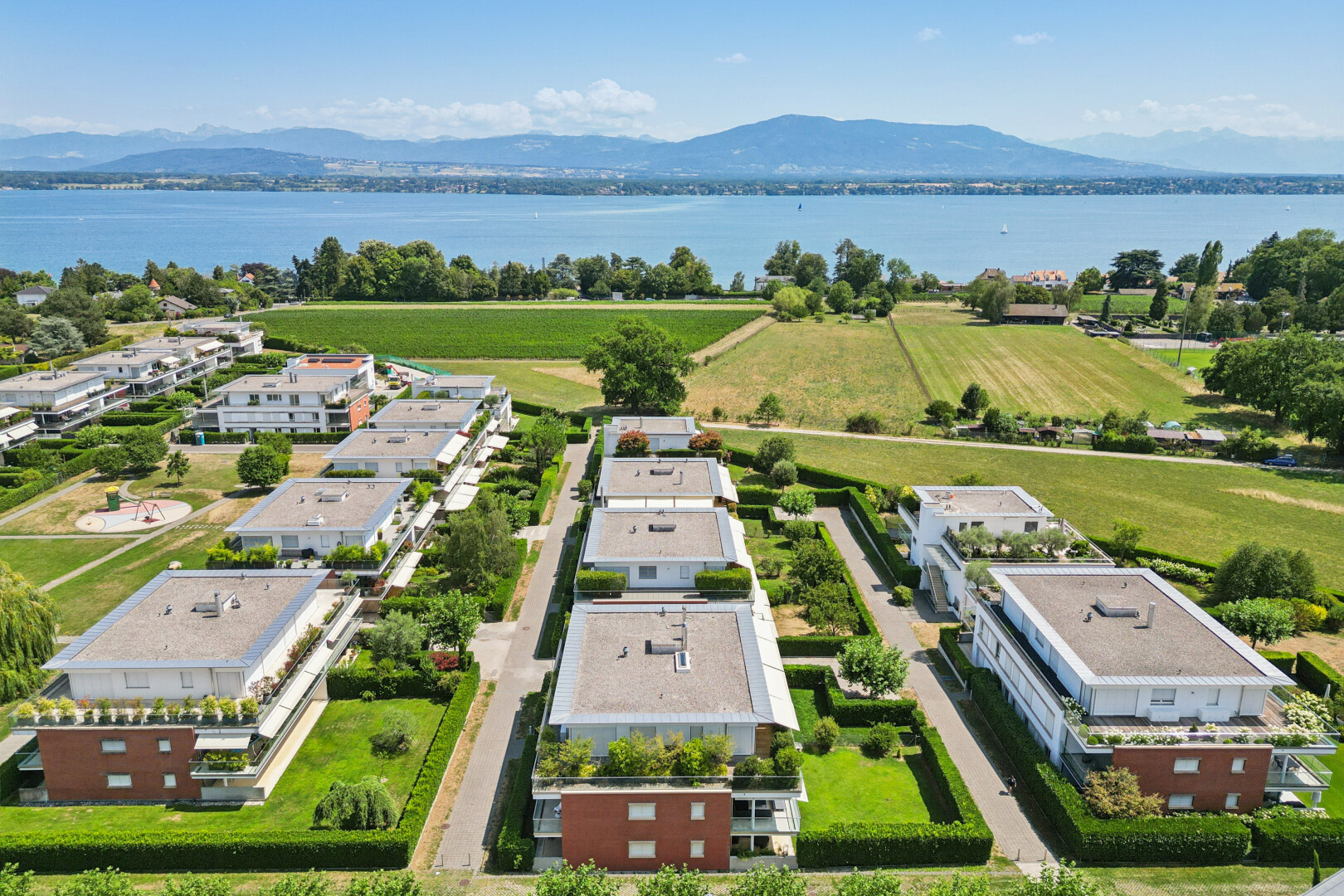 seesicht mit mountain view, blick auf die berge, water view, seesicht, und day time