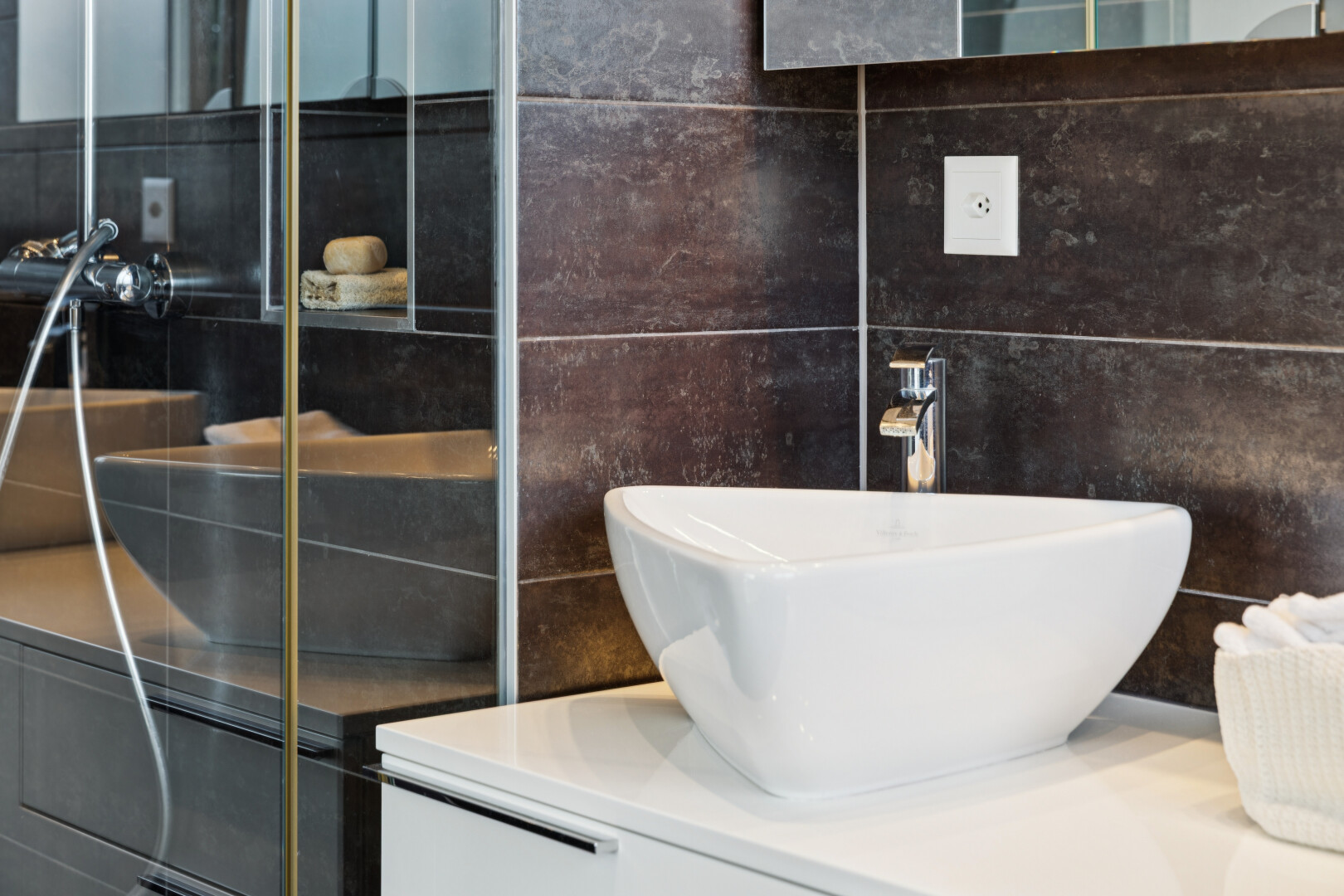 bad mit waschbecken, schminktisch, spiegel, fliesenwand, und tile wall