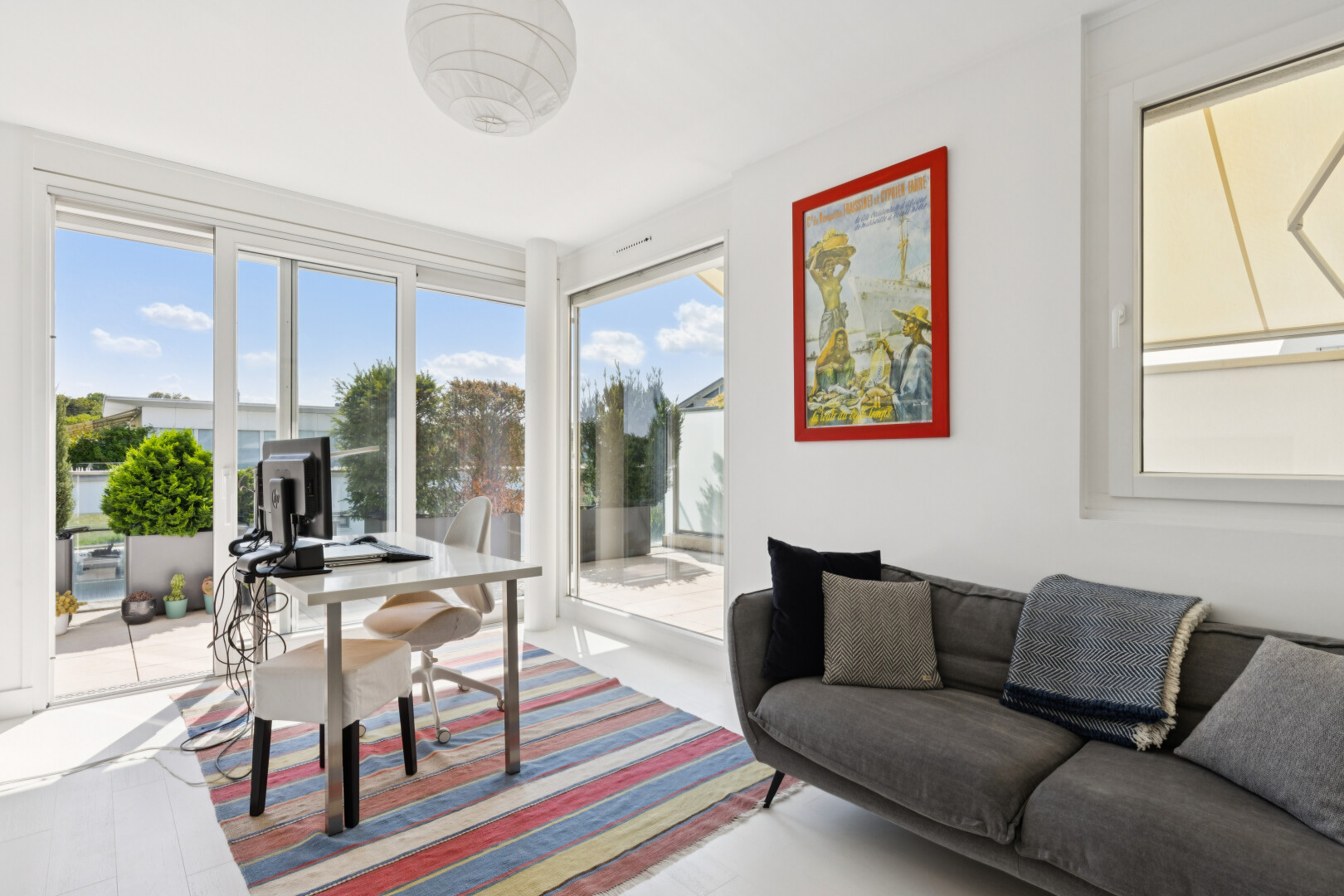 wohn- / esszimmer mit inside property, gipskartonwand, drywall, day time, und natürliches licht