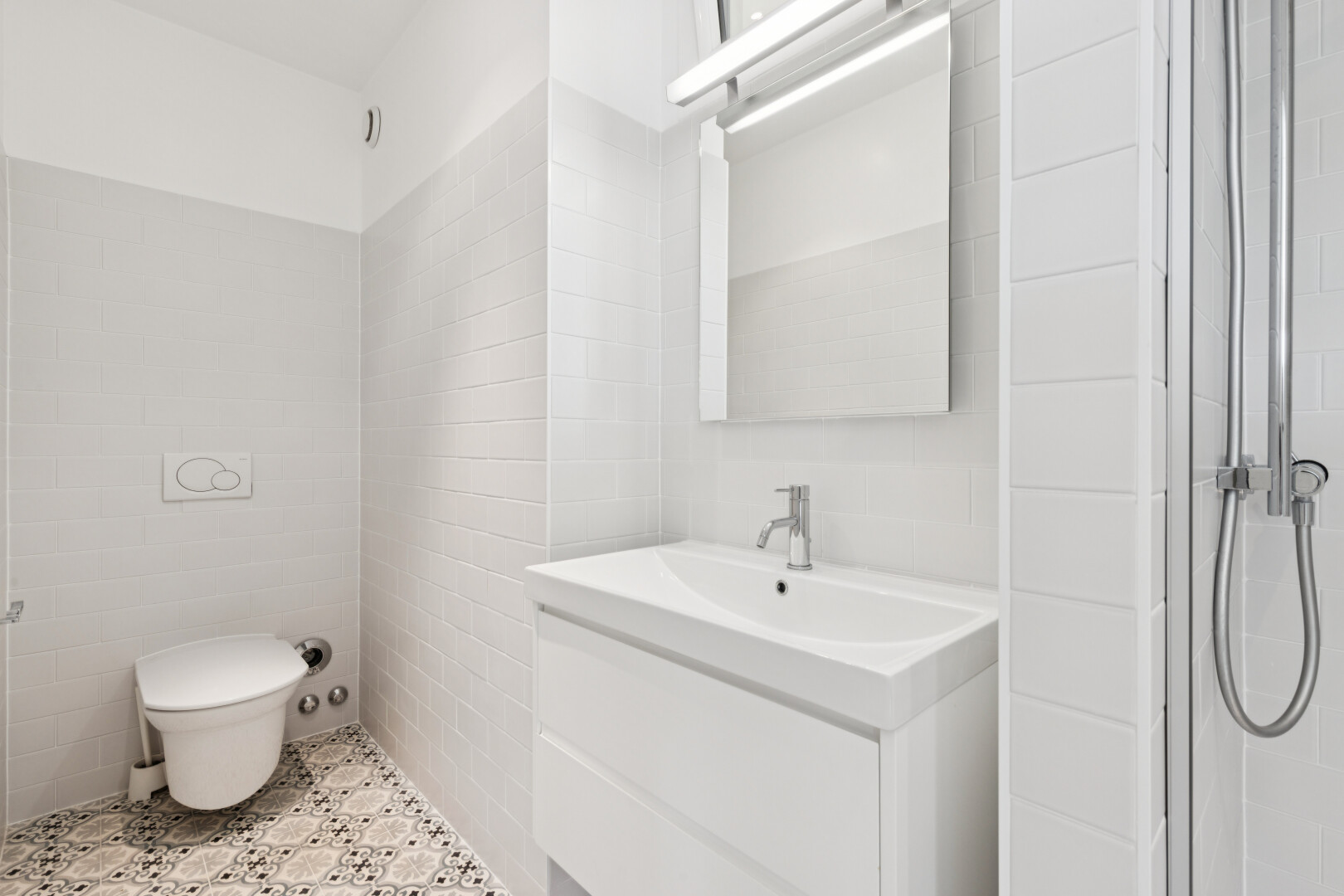 bad mit schminktisch, spiegel, inside property, komplettes badezimmer, und light floor