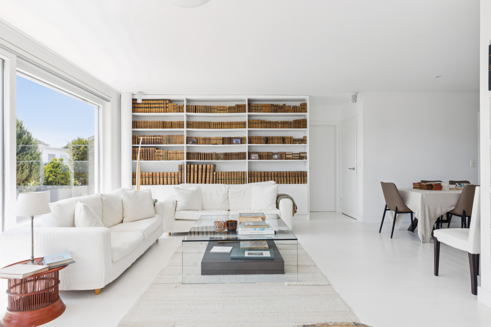 wohn- / esszimmer mit drywall, gipskartonwand, inside property, day time, und eingebaute regale