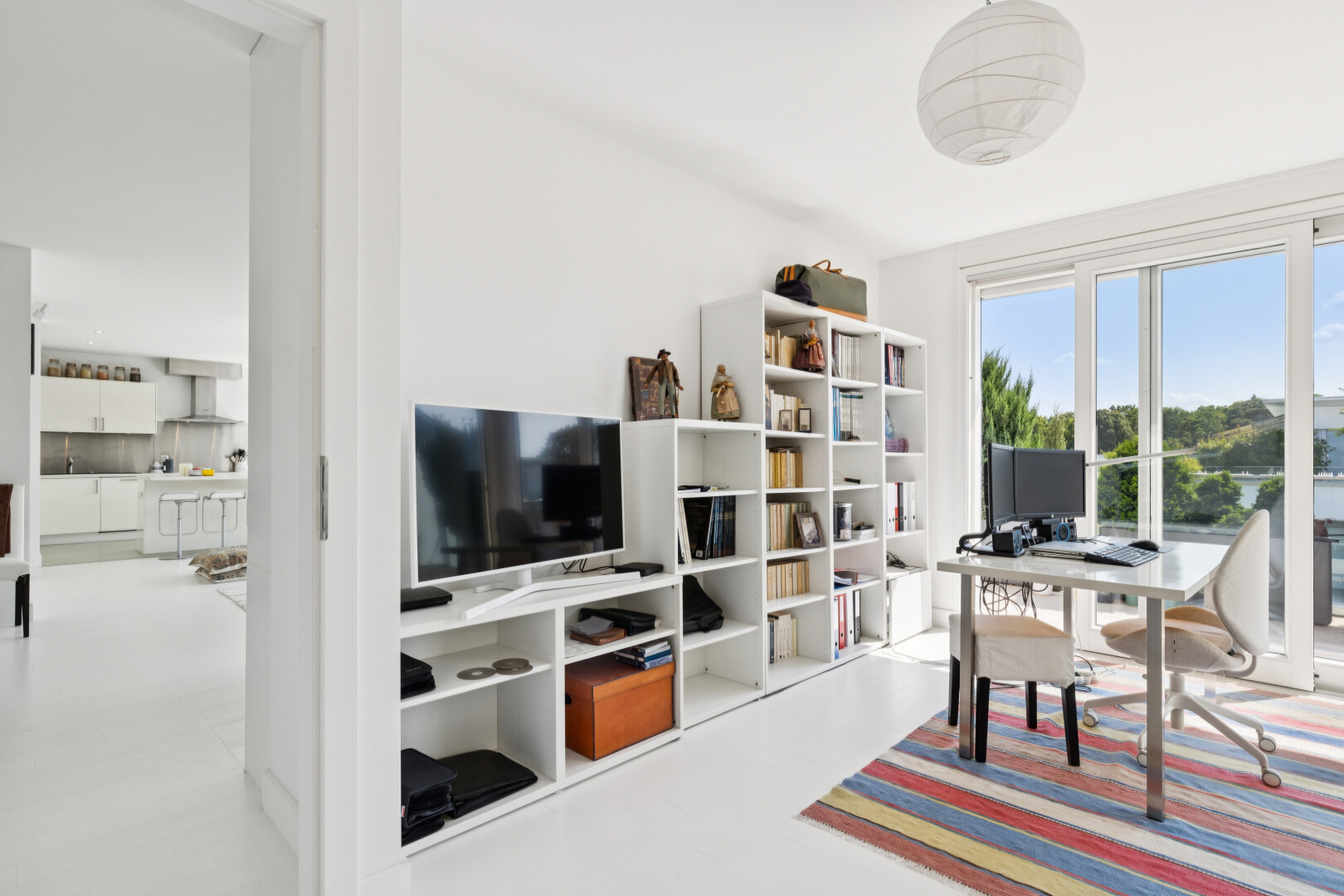 wohn- / esszimmer mit fernseher, gipskartonwand, drywall, und light floor