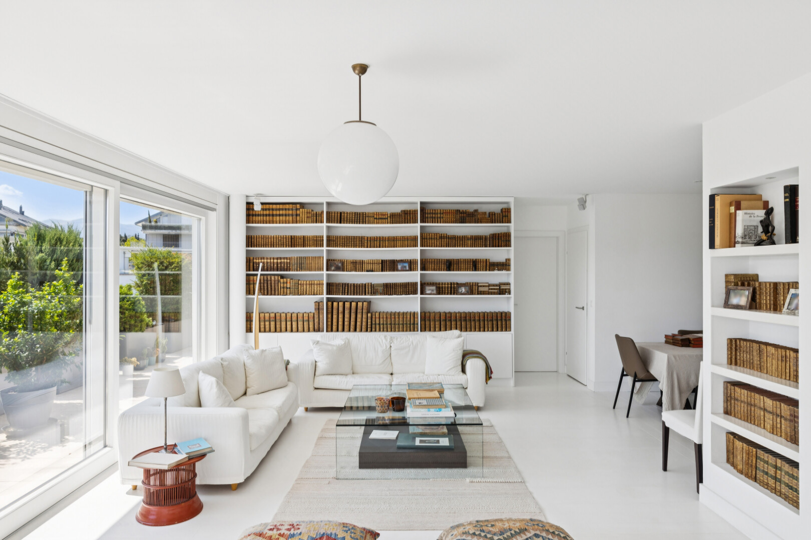 wohnzimmer mit eingebaute regale, pendelleuchte, inside property, gipskartonwand, und drywall