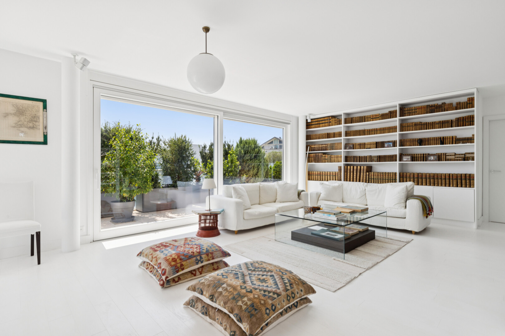 wohnzimmer mit pendelleuchte, eingebaute regale, inside property, day time, und gipskartonwand