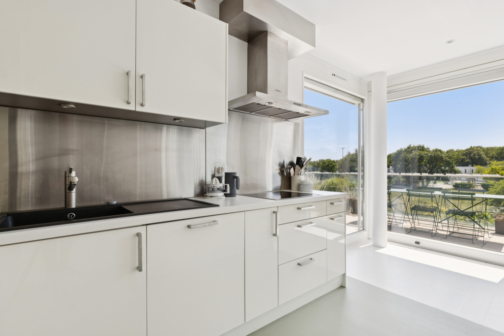 küche mit dunstabzugshaube, arbeitsplatten, light countertops, light floor, und waschbecken
