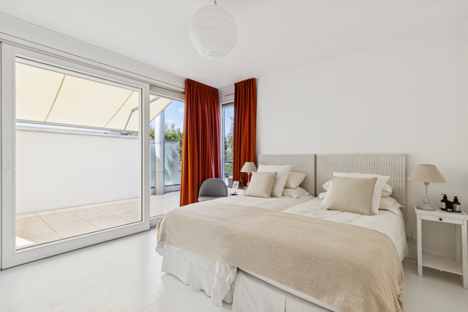 zimmer / schlafzimmer mit außenzugang, gipskartonwand, drywall, inside property, und pendelleuchte