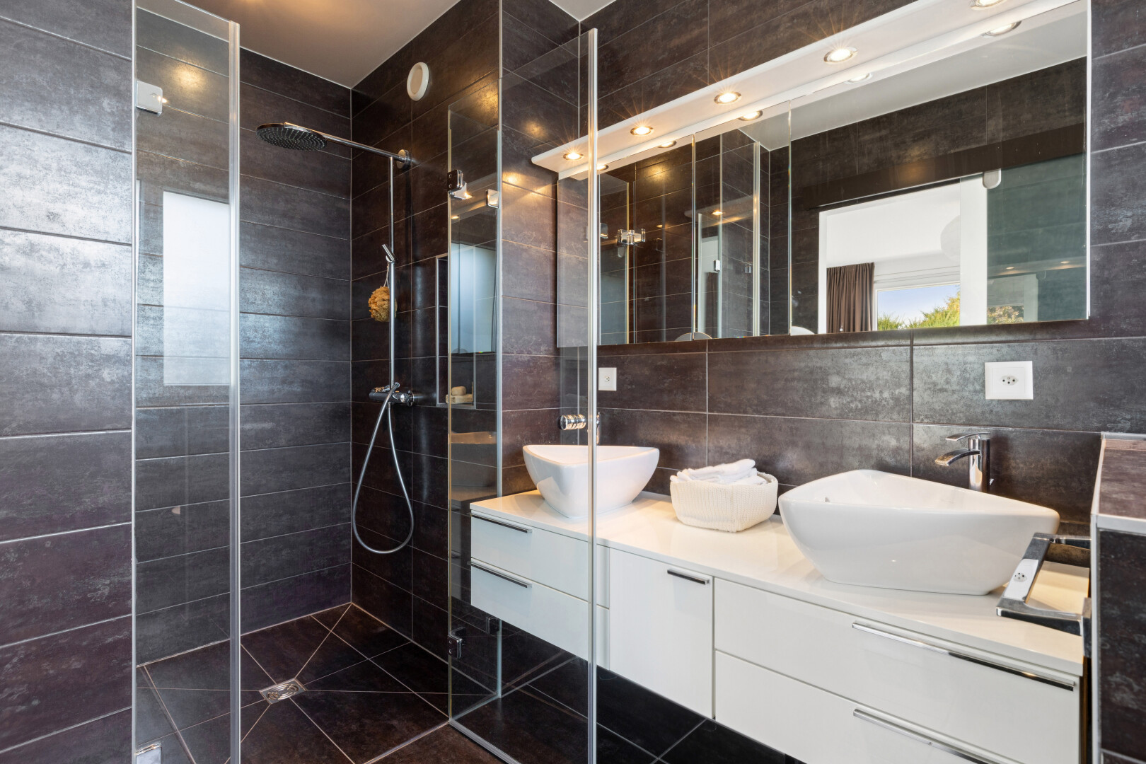 bad mit fliesenwand, tile wall, doppelwaschtisch, komplettes badezimmer, und waschbecken