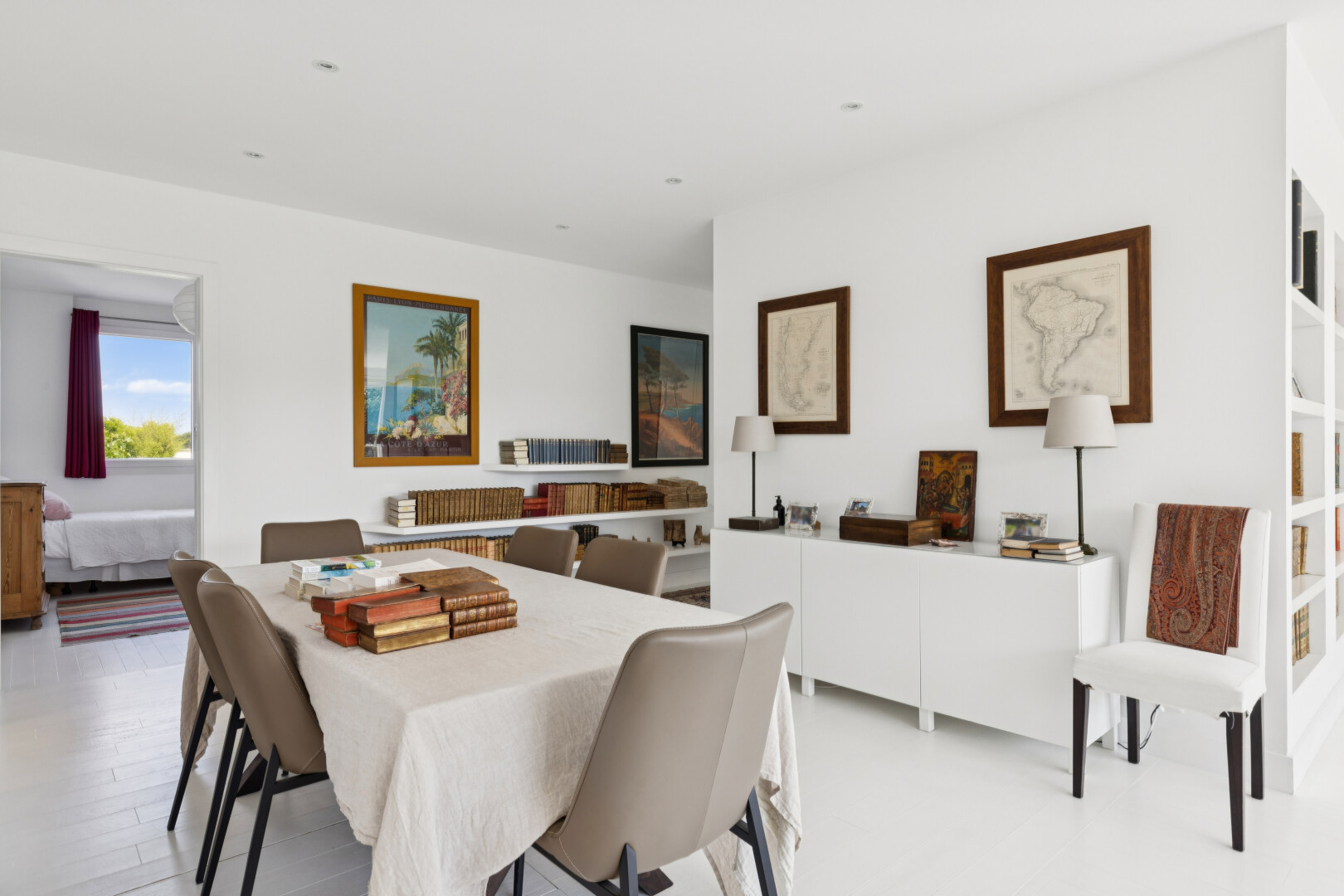 esszimmer mit eingebaute regale, gipskartonwand, drywall, natürliches licht, und inside property