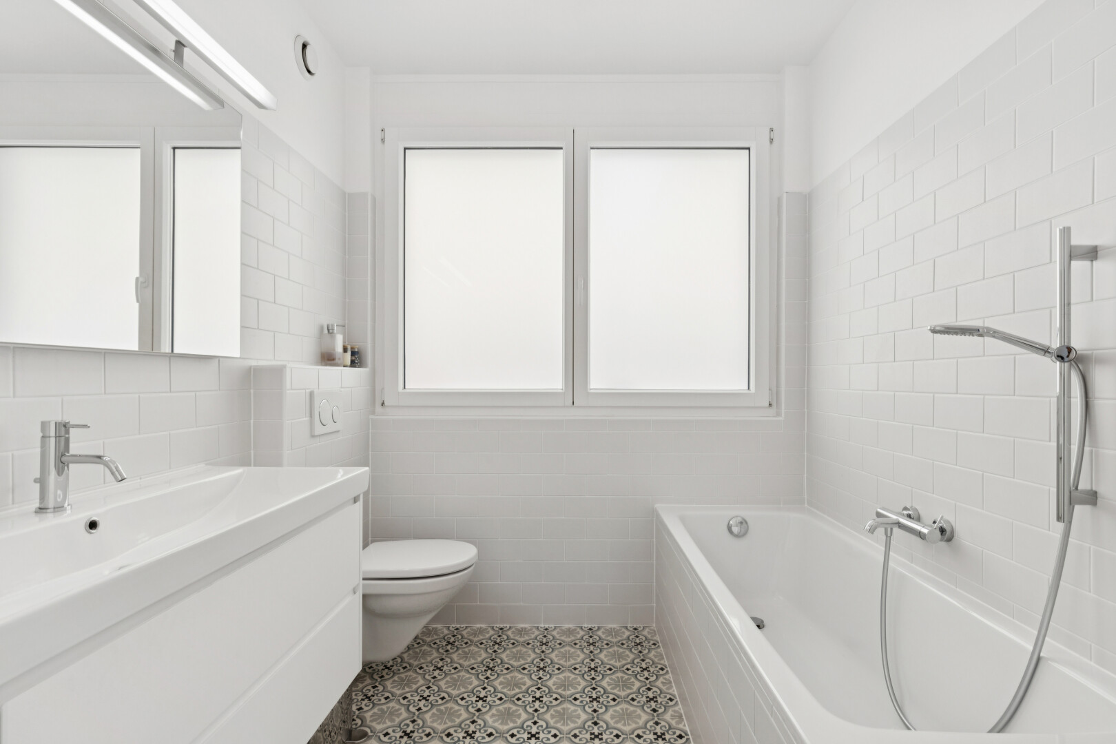 bad mit bad, fliesenwand, tile wall, komplettes badezimmer, und schminktisch