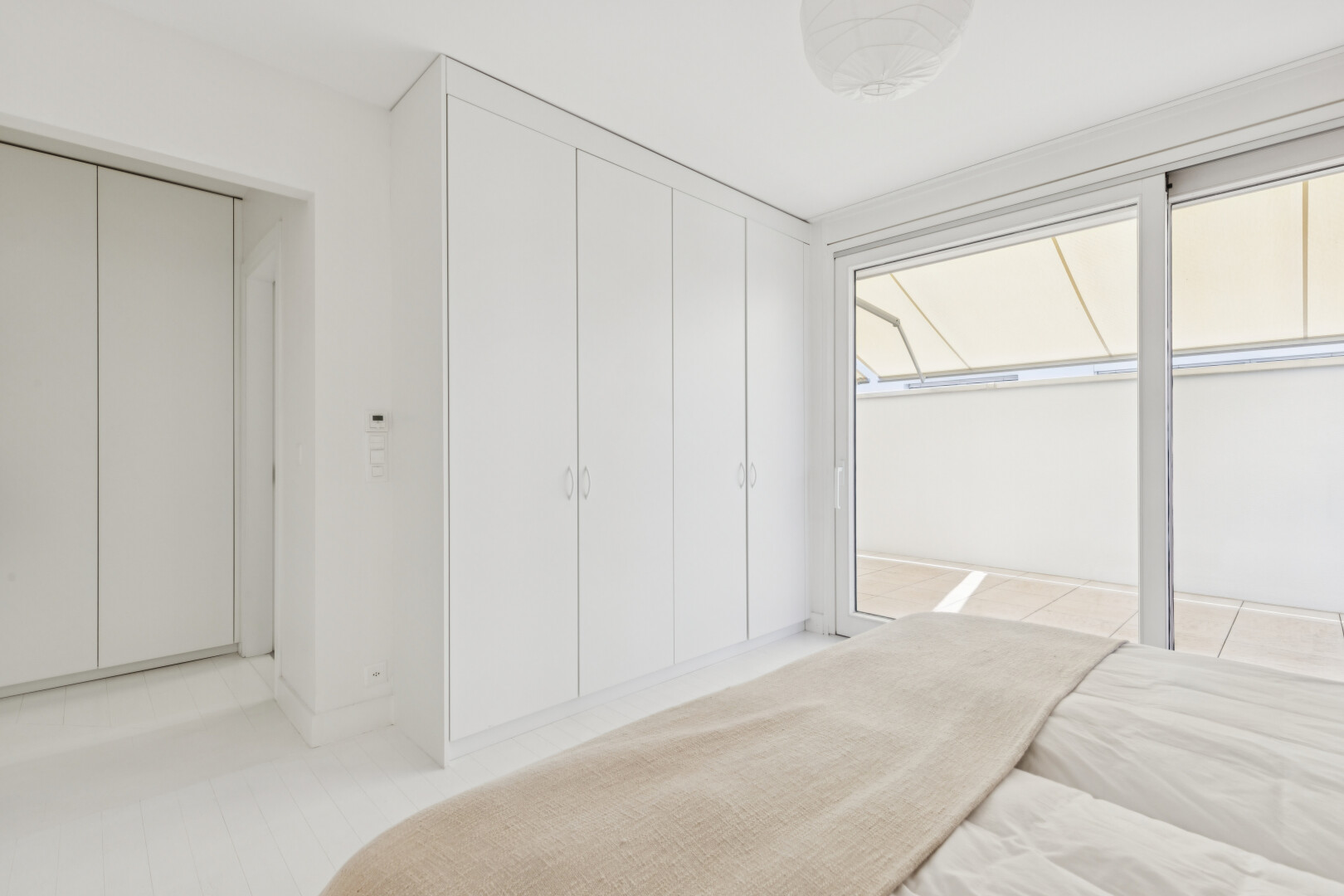zimmer / schlafzimmer mit kleiderschrank, inside property, gipskartonwand, drywall, und light floor