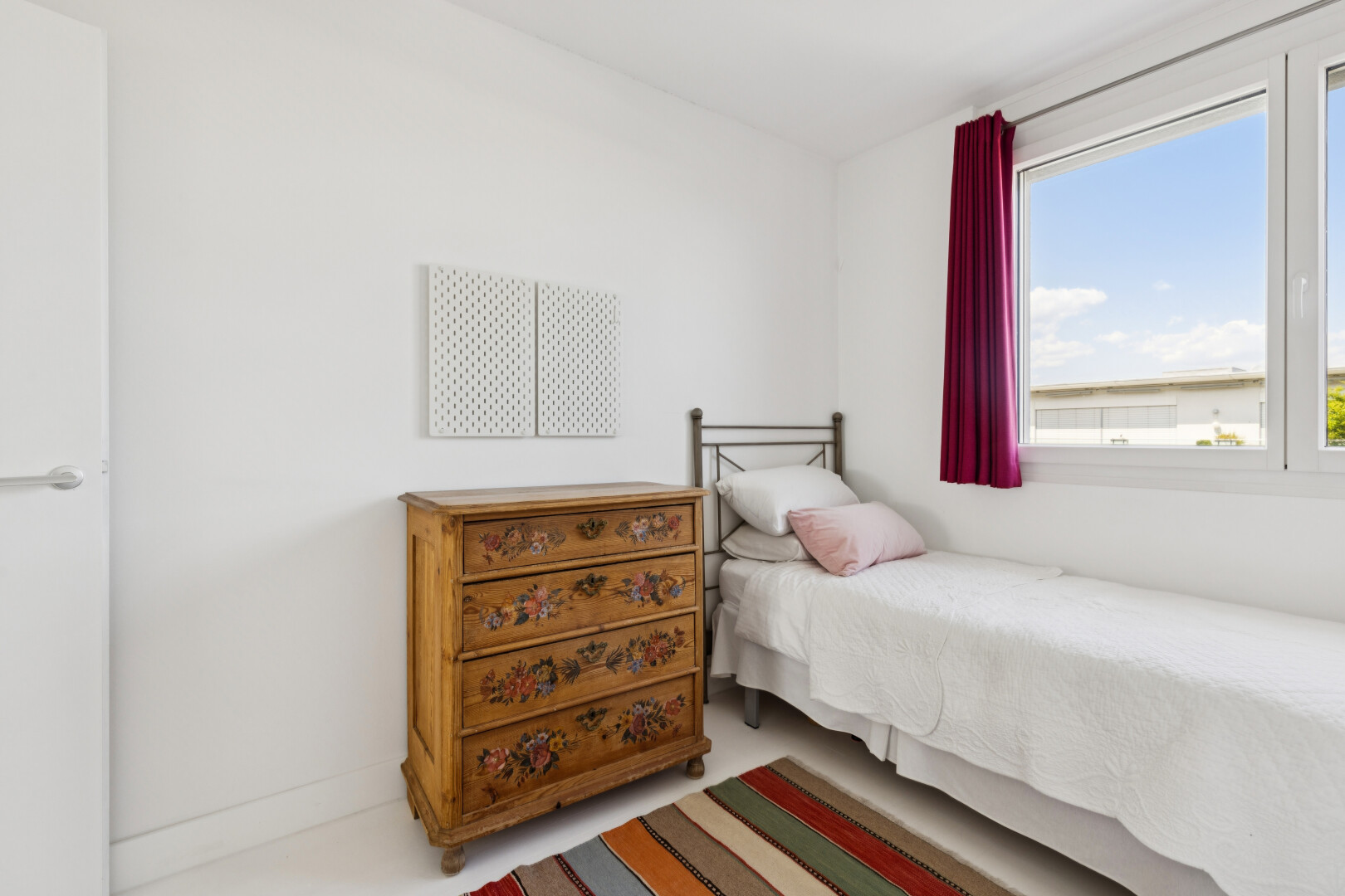 zimmer / schlafzimmer mit drywall, gipskartonwand, day time, inside property, und light floor