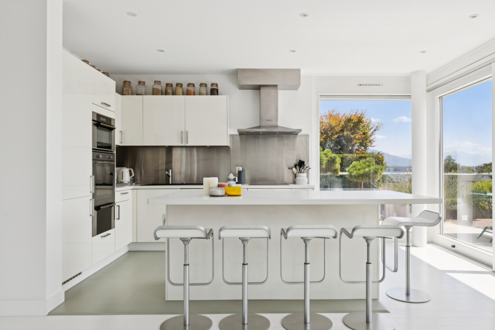 küche mit light countertops, arbeitsplatten, kitchen bar, küchenbar, und white cabinets