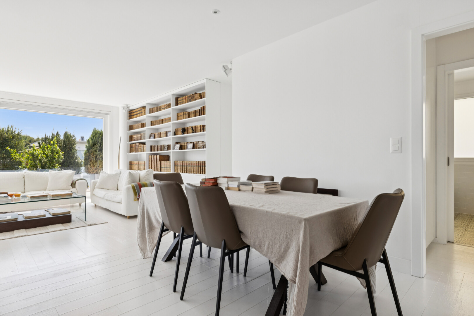 wohn- / esszimmer mit drywall, gipskartonwand, inside property, eingebaute regale, und day time