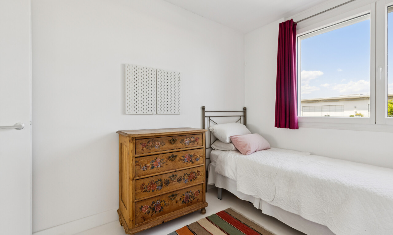 chambre avec drywall, cloison sèche, day time, inside property, et light floor