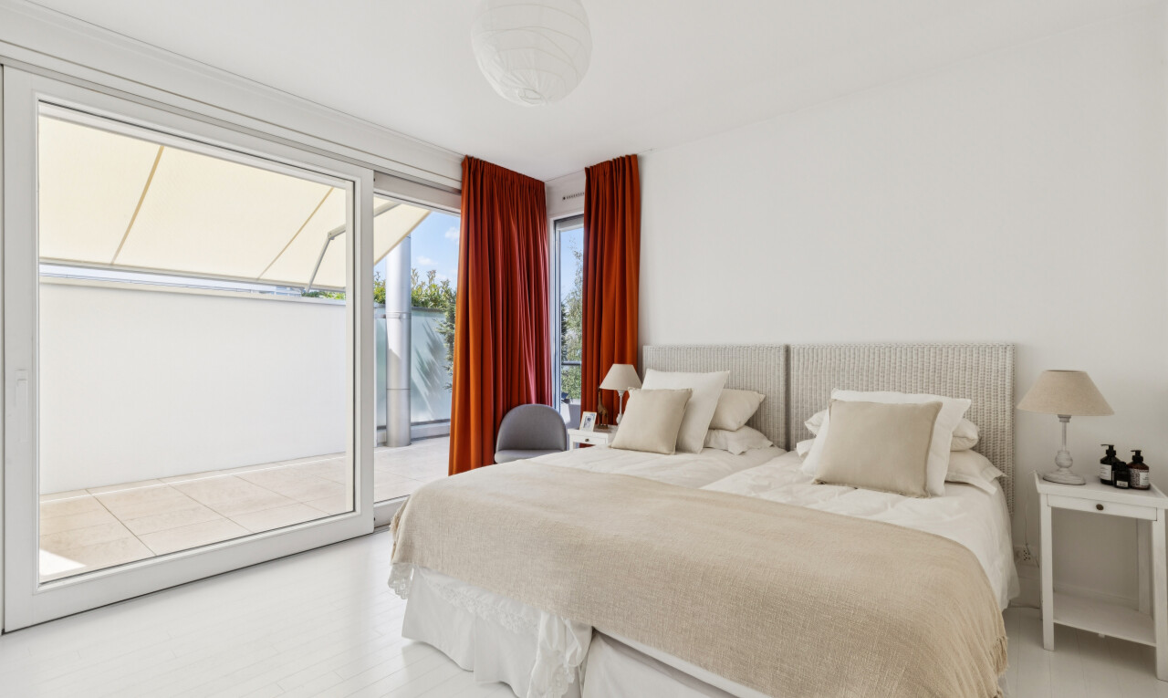 chambre avec accès à l'extérieur, cloison sèche, drywall, inside property, et éclairage suspendu
