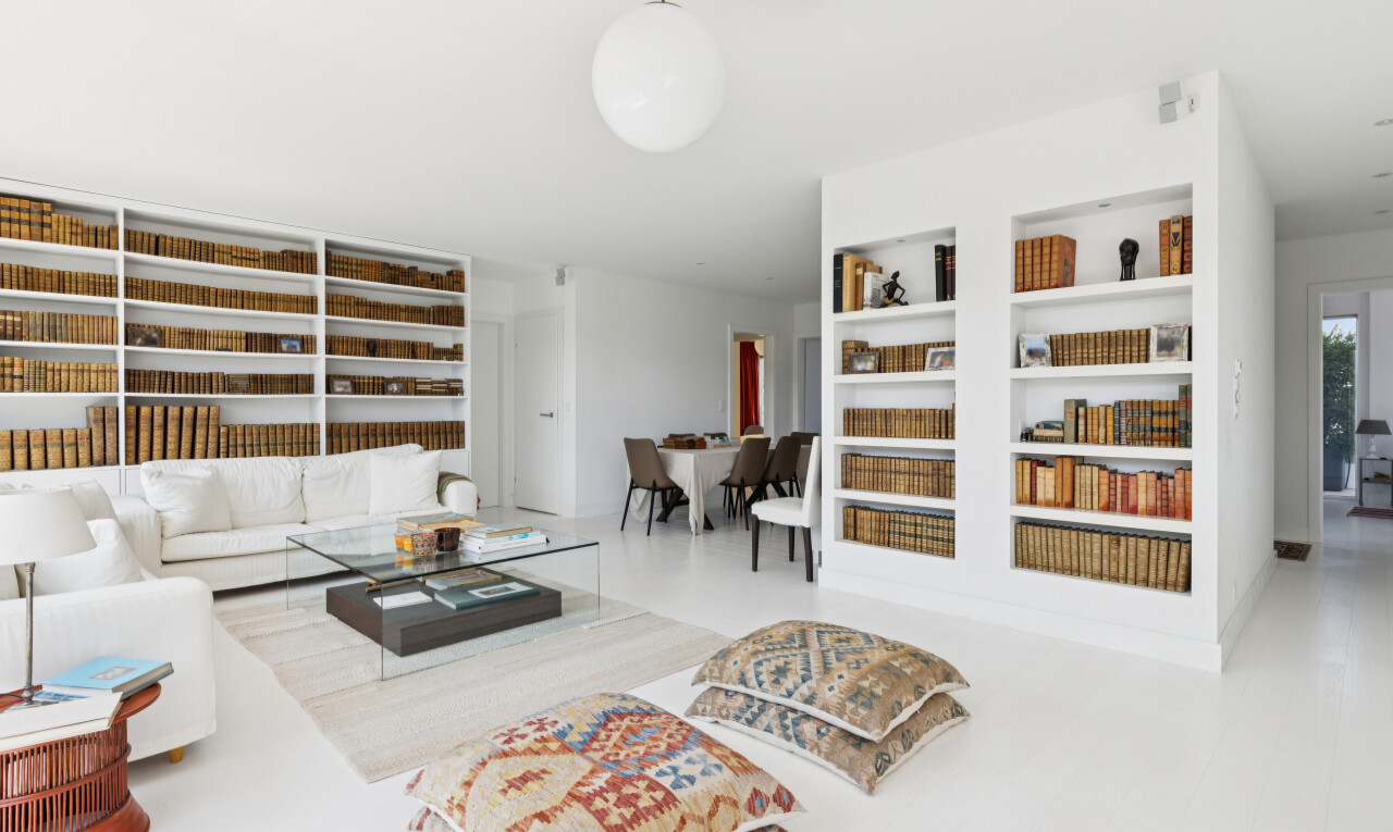 wohnzimmer mit eingebaute regale, built in shelves, pendelleuchte, drywall, und gipskartonwand