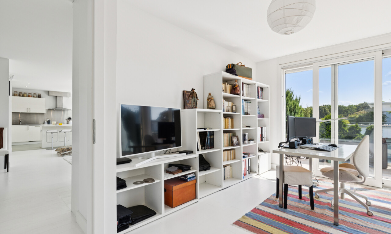 wohn- / esszimmer mit fernseher, gipskartonwand, drywall, und light floor