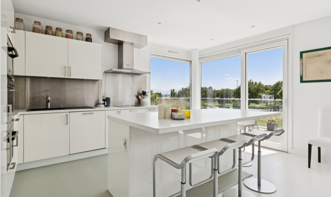 küche mit arbeitsplatten, light countertops, küchenbar, kitchen bar, und weiße schränke