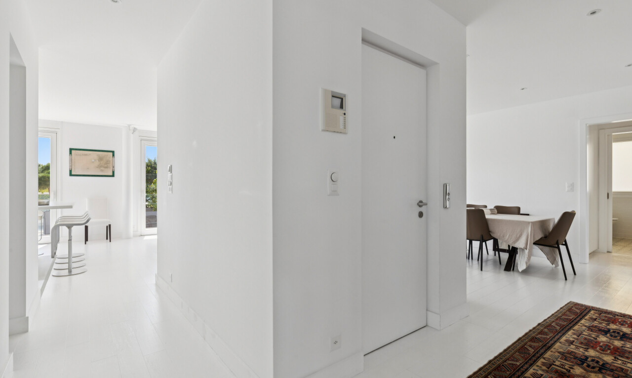 couloir avec drywall, cloison sèche, inside property, et light floor