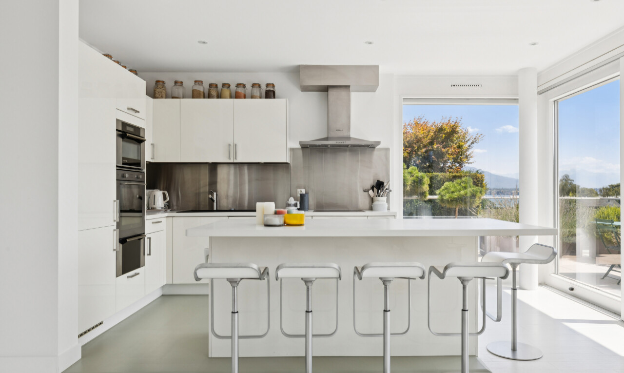 küche mit light countertops, arbeitsplatten, kitchen bar, küchenbar, und white cabinets