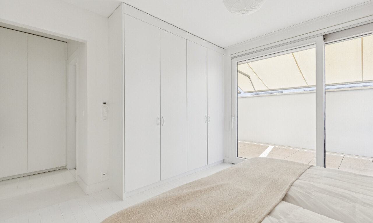 chambre avec placard, inside property, cloison sèche, drywall, et light floor