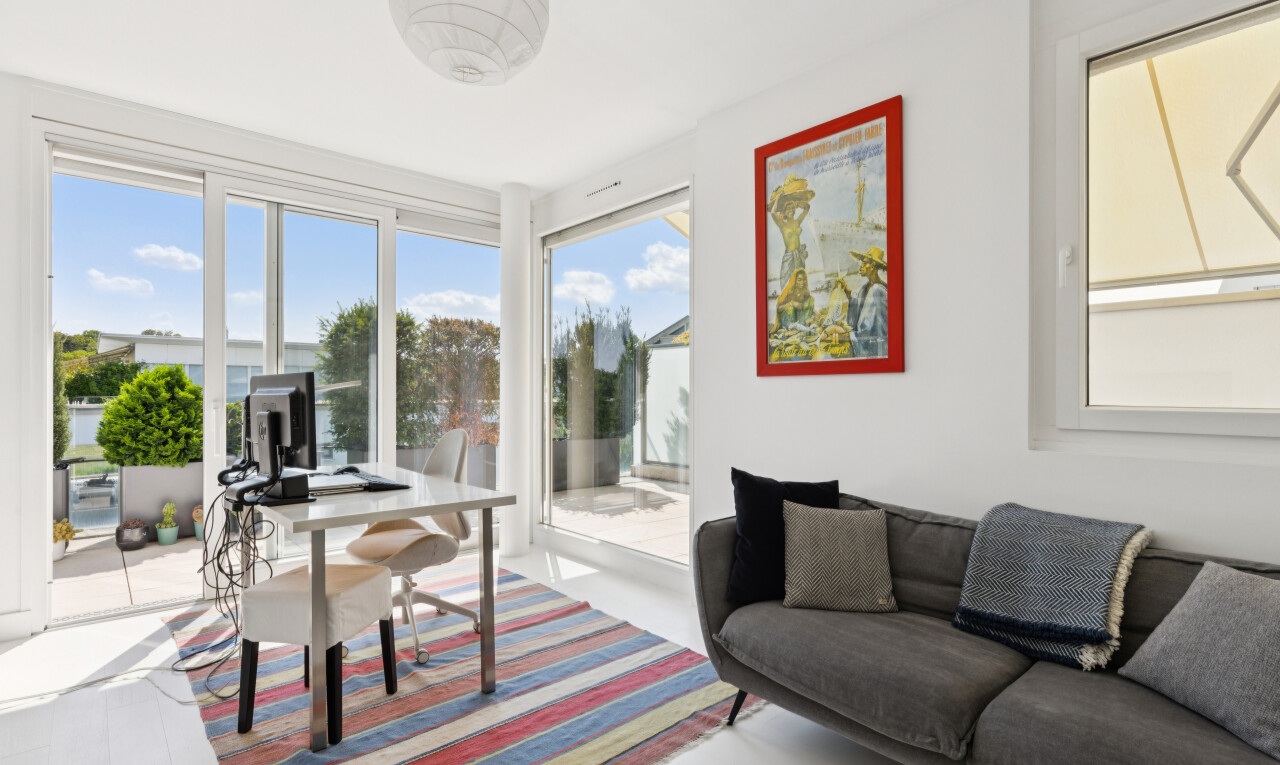 wohn- / esszimmer mit inside property, gipskartonwand, drywall, day time, und natürliches licht
