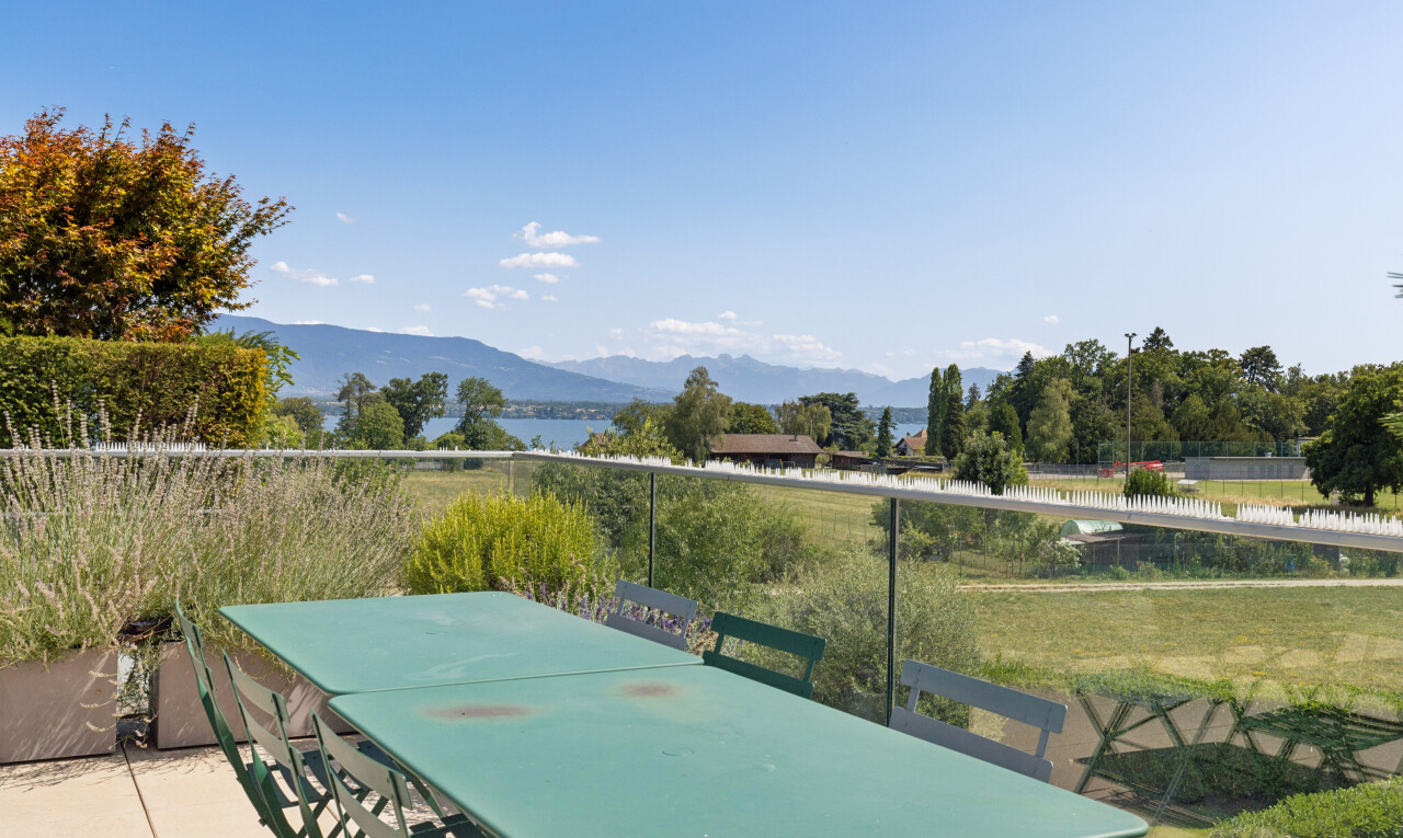 terrasse avec mountain view, vue sur la montagne, day time, view focus, et from property