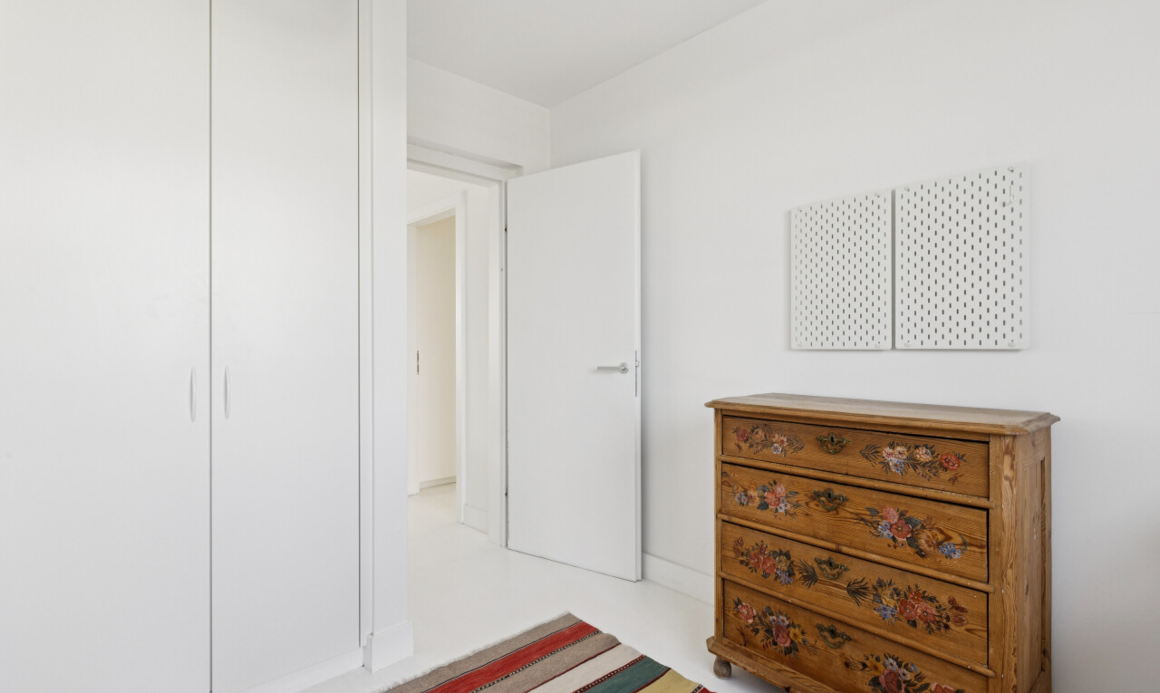 chambre avec cloison sèche, drywall, placard, inside property, et light floor