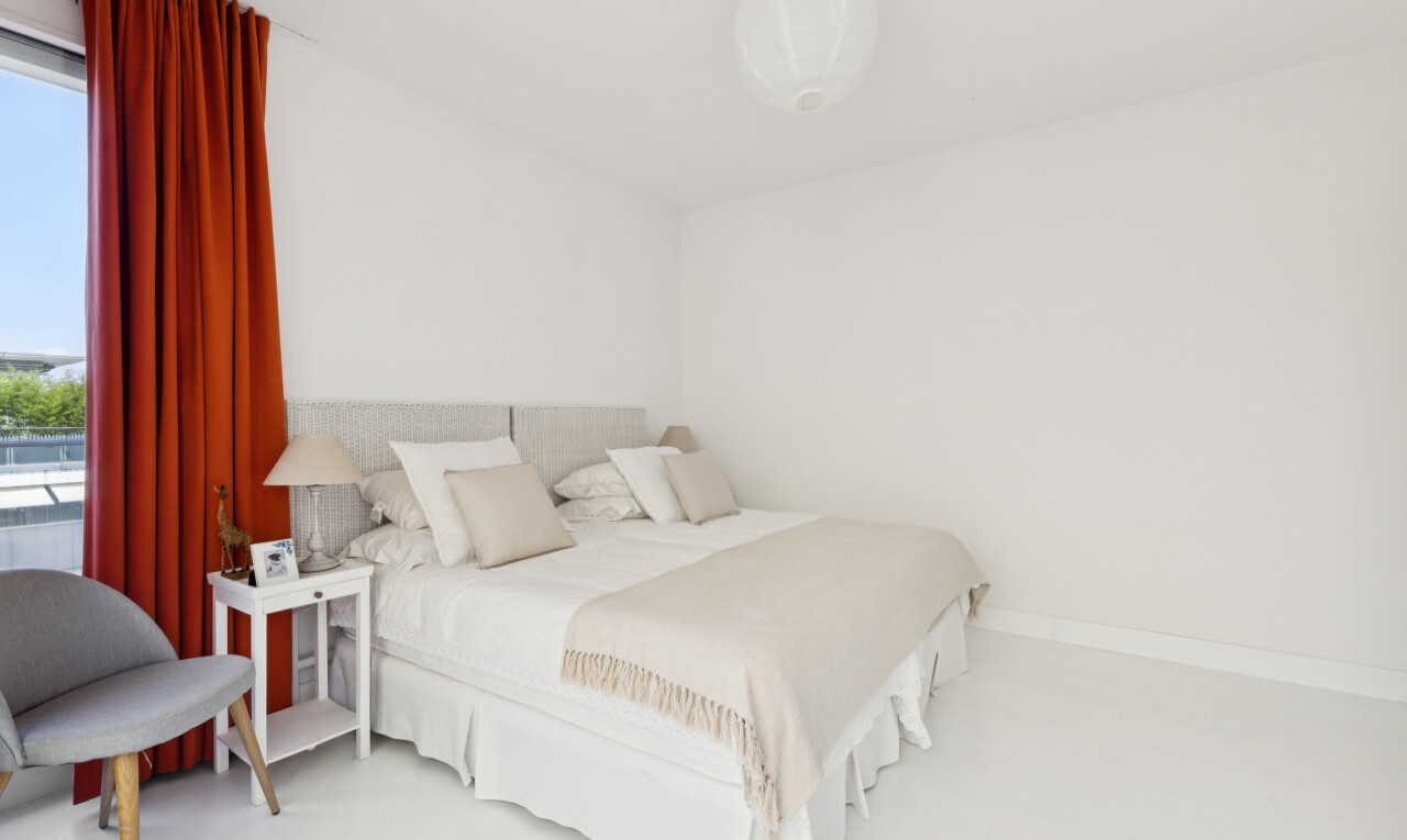 chambre avec cloison sèche, drywall, inside property, day time, et light floor